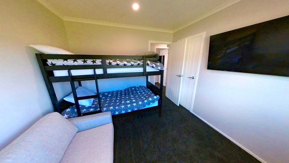 TV and multimedia, Seating area, Bedroom, bunk bed, Family