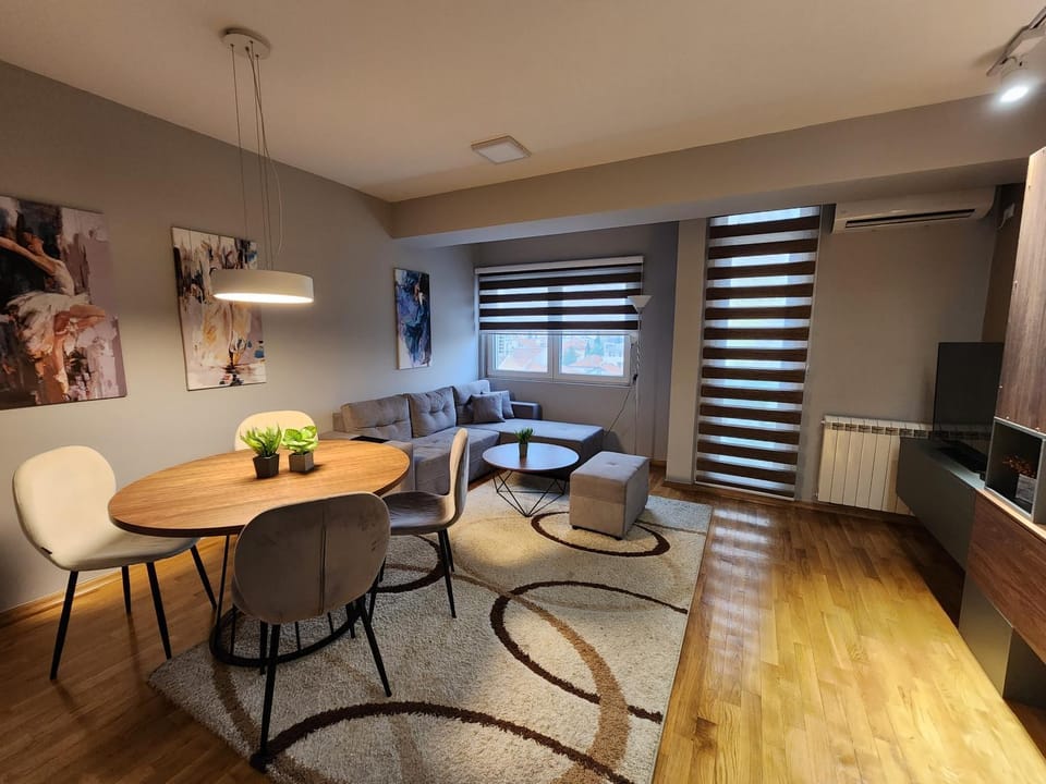 TV and multimedia, Living room, Seating area, Dining area