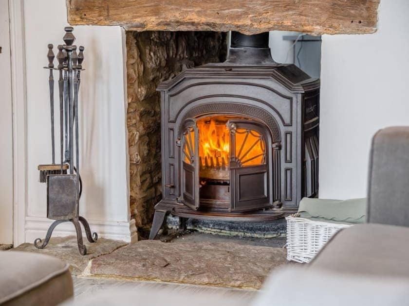 2 bedroom cosy cottage with hot tub in hambrook close to Bristol City Centre House in Bristol