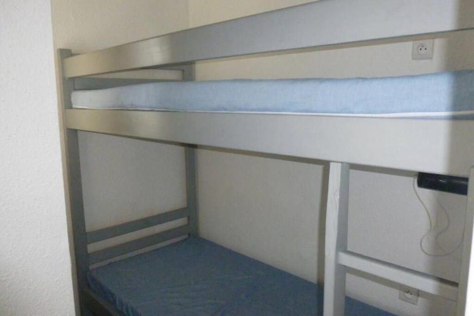 Bedroom, bunk bed