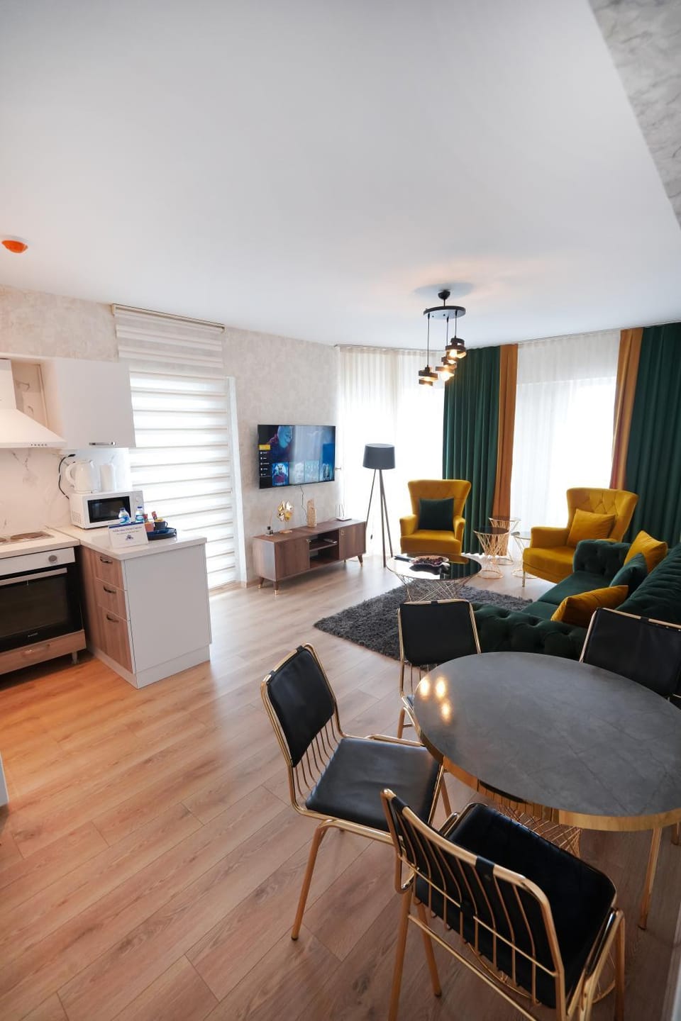 Communal lounge/ TV room, TV and multimedia, Kitchen or kitchenette, Living room, Dining area, Evening entertainment, stove