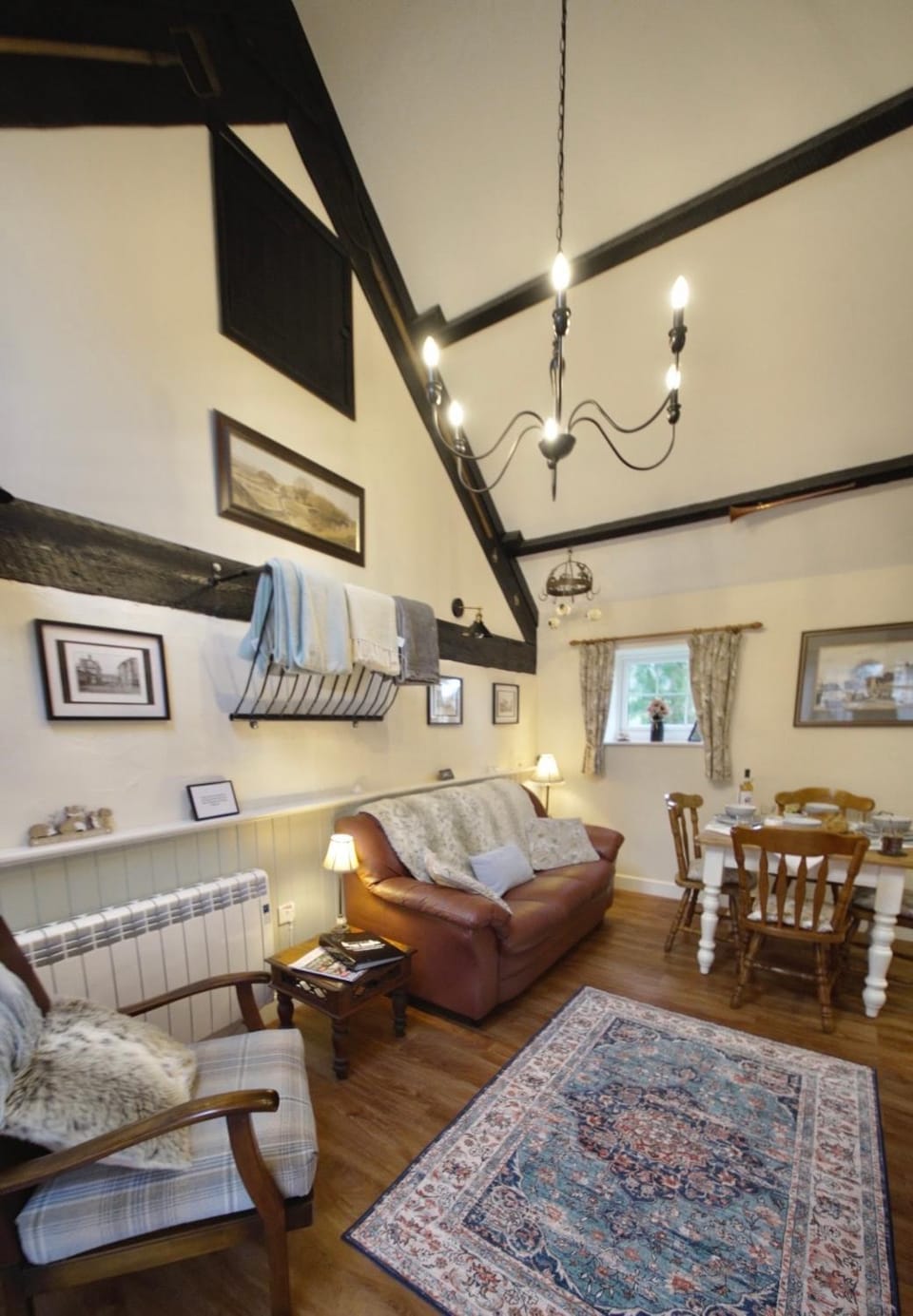 TV and multimedia, Living room, Seating area, Dining area