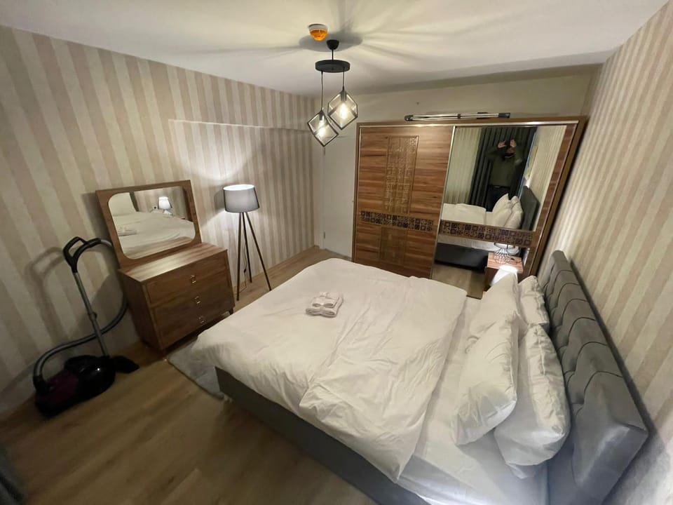 Bed, TV and multimedia, Photo of the whole room, Bedroom