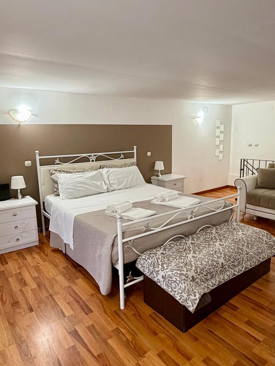 Bed, towels