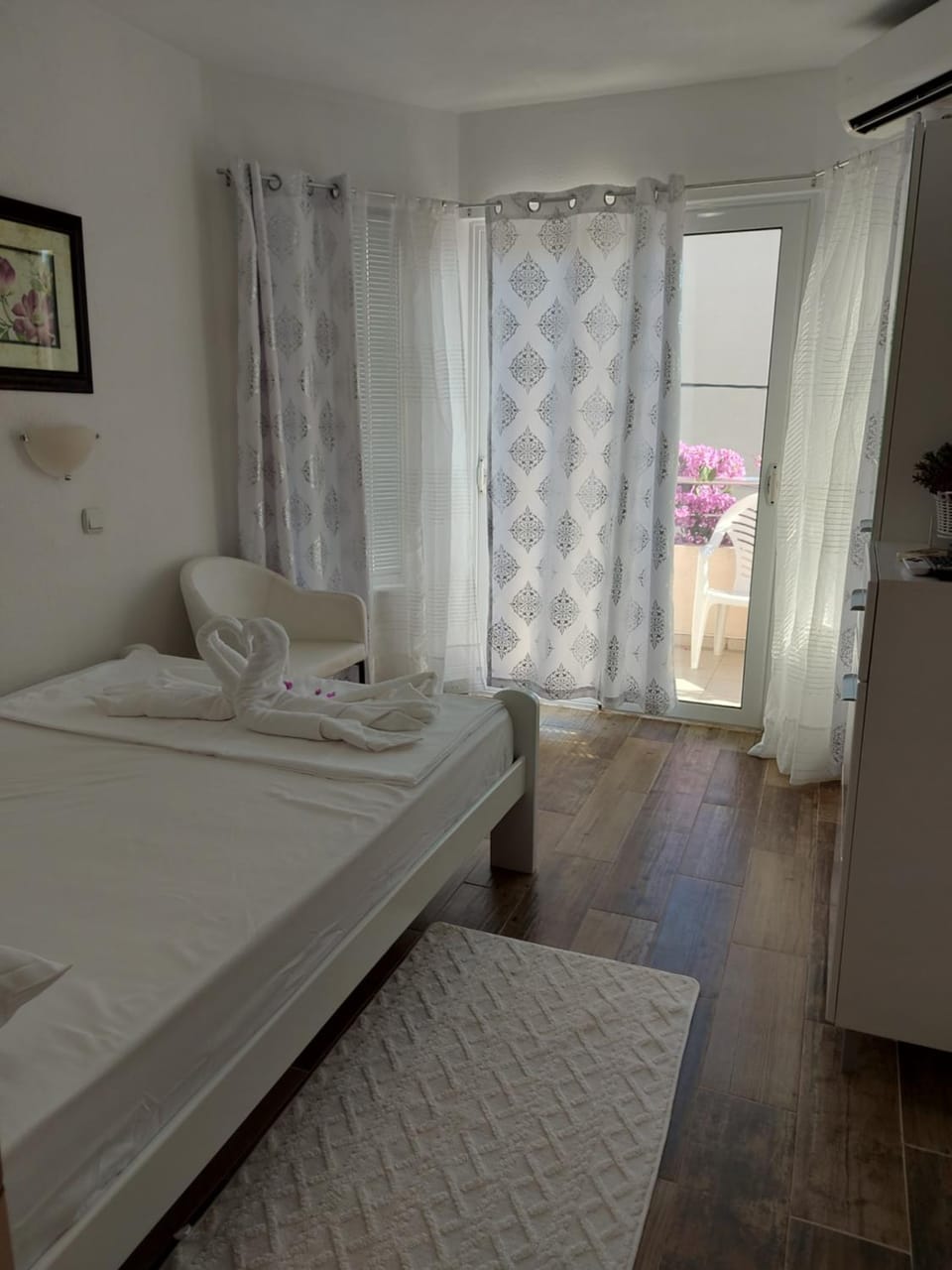 Bed, Photo of the whole room, towels