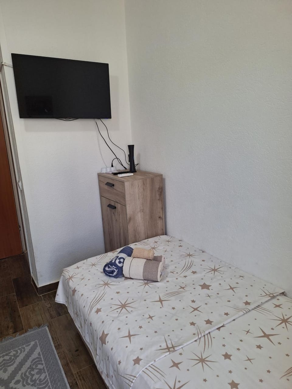 Bed, TV and multimedia, towels