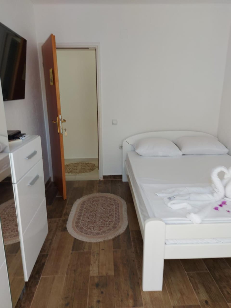Bed, Photo of the whole room, wardrobe