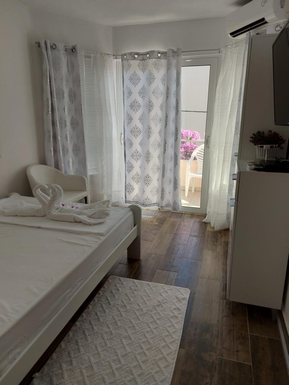 Bed, Bedroom, towels