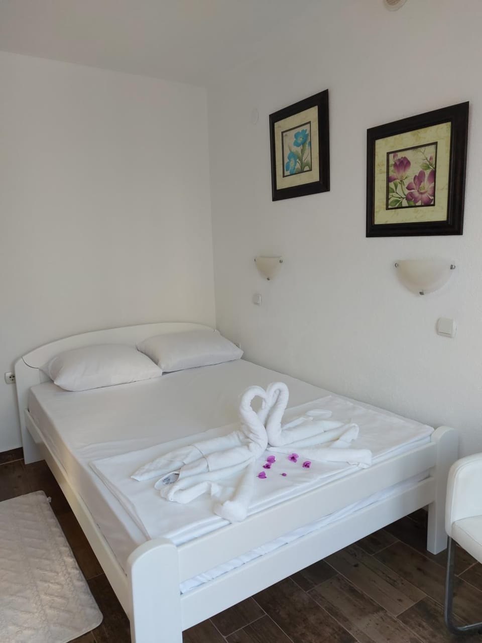 Bed, Bedroom, towels