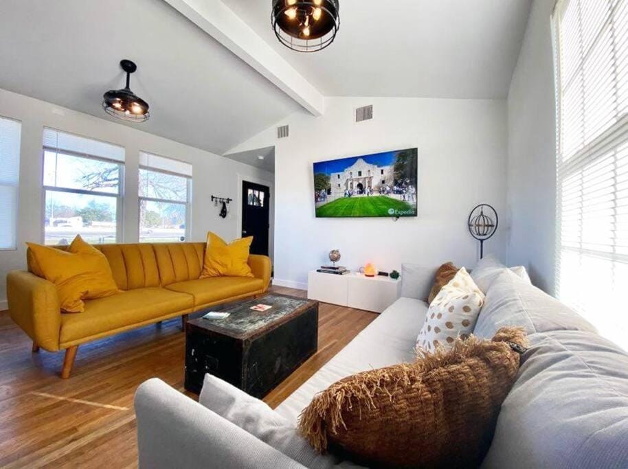 3BR XL BATH 5 min to Downtown Large Gated Parking House in San Antonio