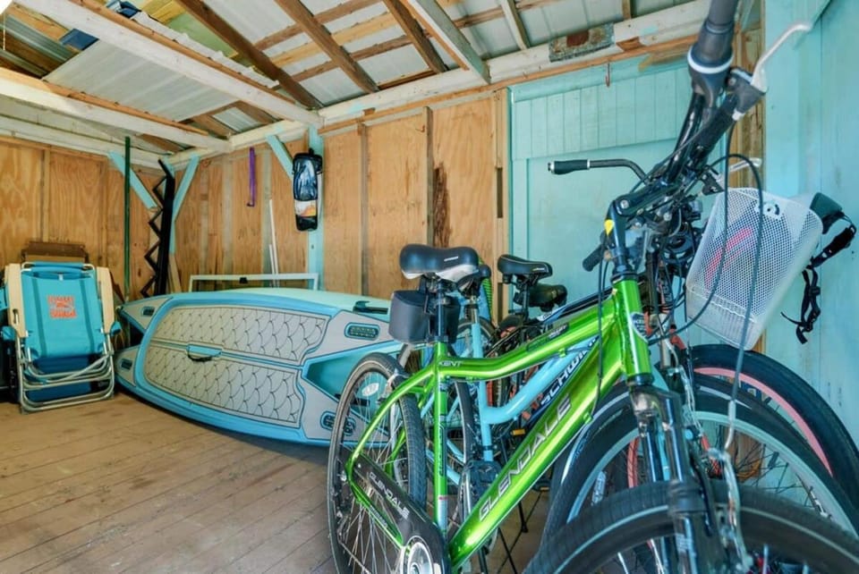Charming Fishing Cabin Has It All, Full Dock and Summer Kitchen, Access to SUPs, Bikes, Beach Gear Cabin in Palm Coast