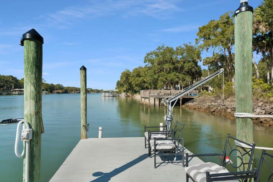 Charming Fishing Cabin Has It All, Full Dock and Summer Kitchen, Access to SUPs, Bikes, Beach Gear Cabin in Palm Coast