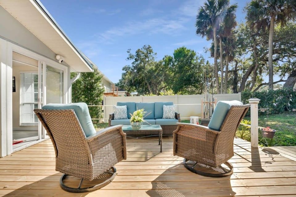 Charming Fishing Cabin Has It All, Full Dock and Summer Kitchen, Access to SUPs, Bikes, Beach Gear Cabin in Palm Coast