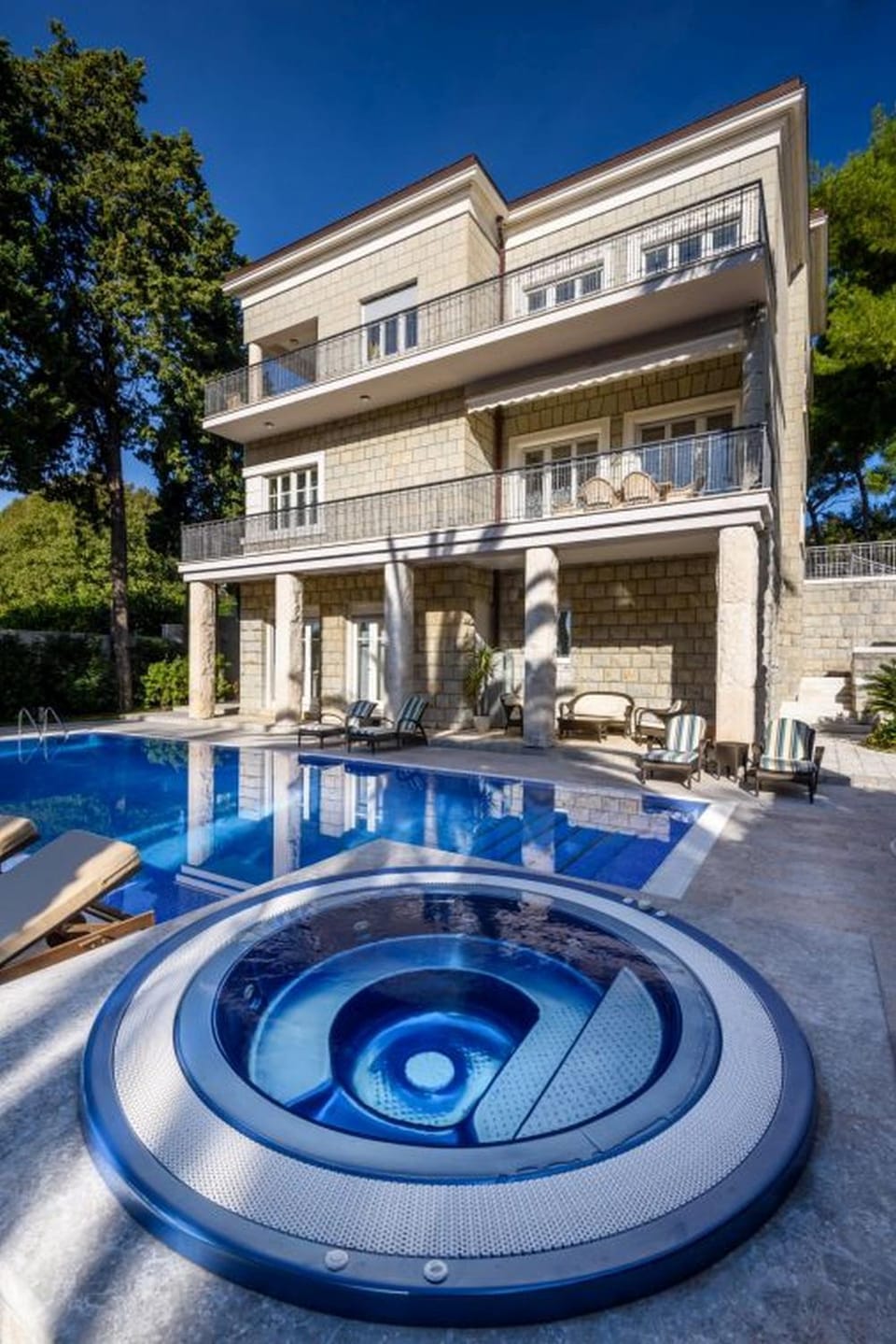 Property building, Hot Tub, Swimming pool