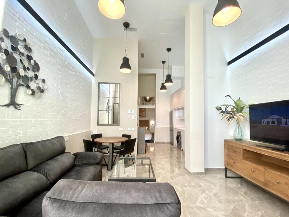 TV and multimedia, Living room, Lounge or bar, Seating area, Dining area