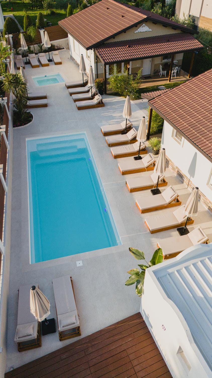 Property building, Day, Pool view, Swimming pool