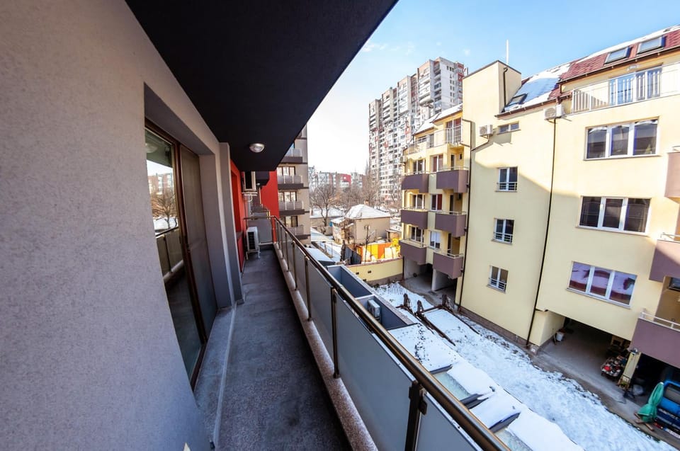 Neighbourhood, Balcony/Terrace