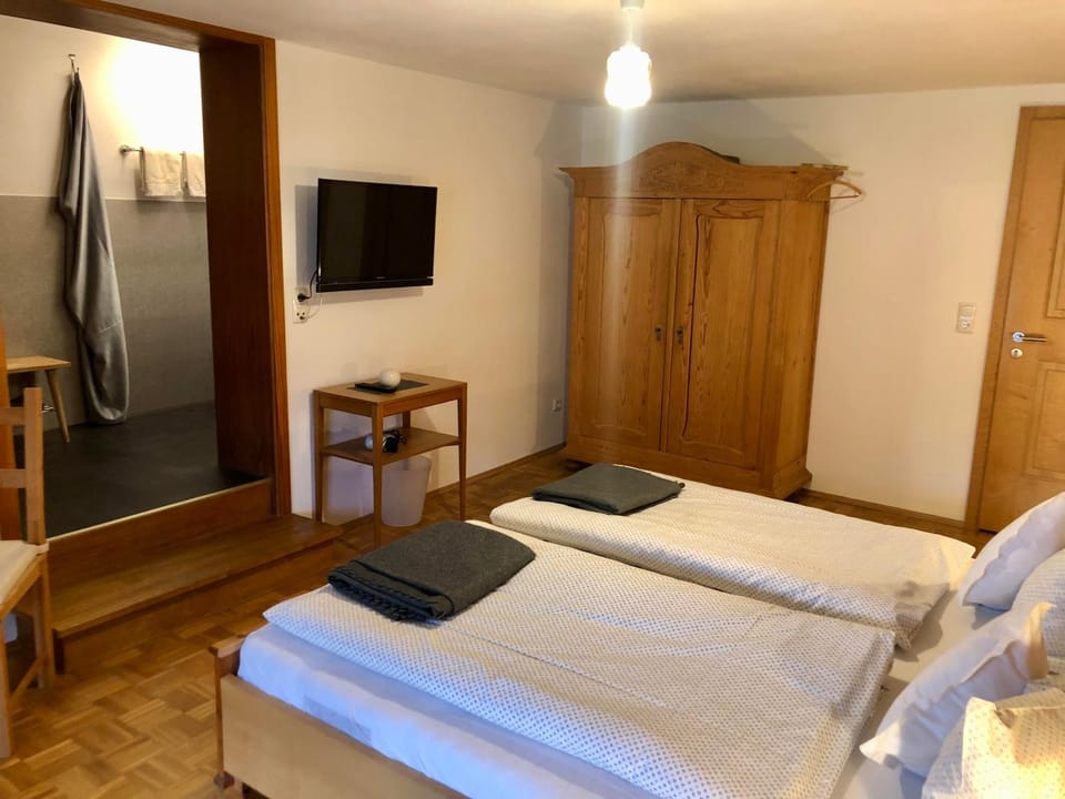 Bed, TV and multimedia, Photo of the whole room, Bedroom
