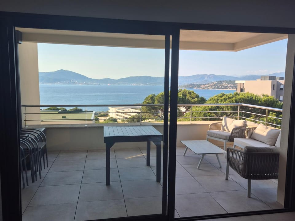 Superbe appartement T3 face mer baie Ajaccio Apartment in Corsica