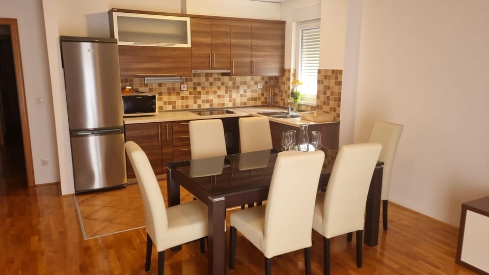 Kitchen or kitchenette, Dining area, Communal kitchen