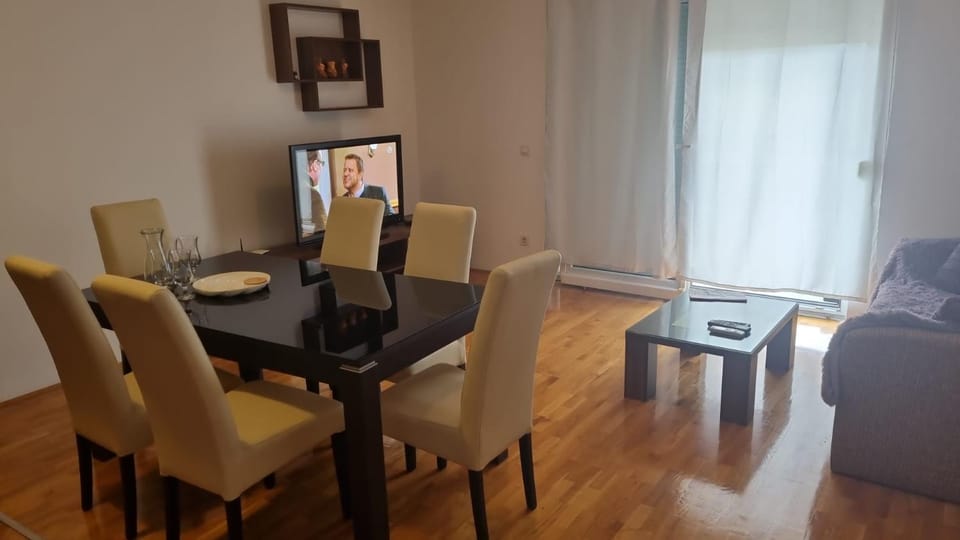 TV and multimedia, Living room, Seating area, Dining area