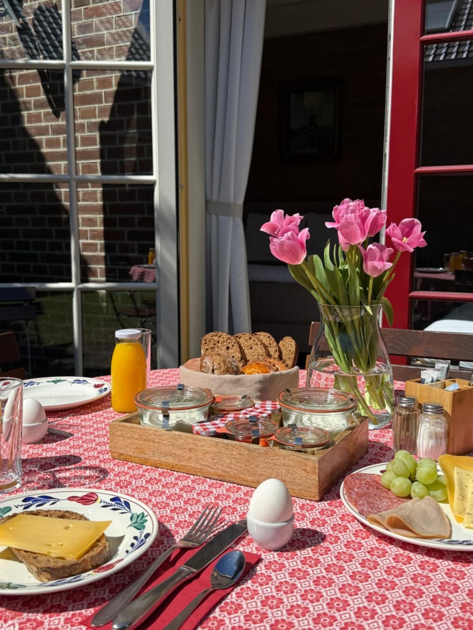 Property building, Restaurant/places to eat, Garden, Garden, Breakfast