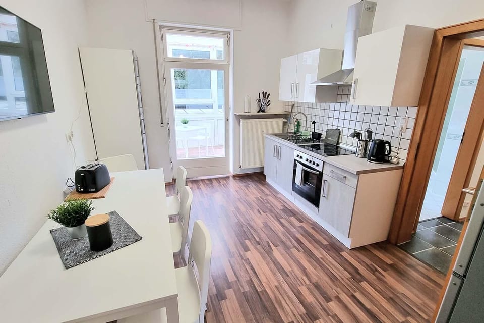 Kitchen or kitchenette, Seating area, stove