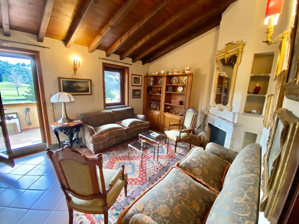 Living room, Seating area