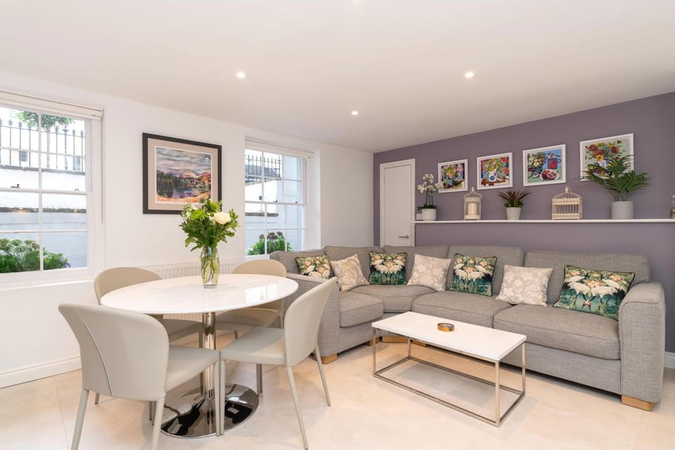 Stunning 2 Bed Basement Flat in the Heart of Cheltenham! Apartment in Cheltenham