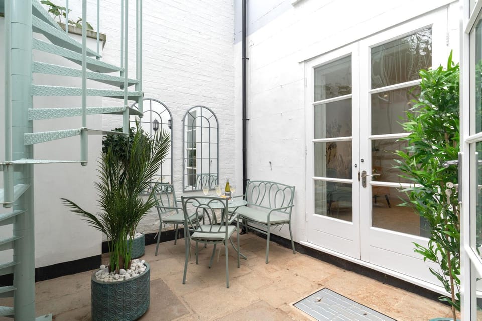 Stunning 2 Bed Basement Flat in the Heart of Cheltenham! Apartment in Cheltenham
