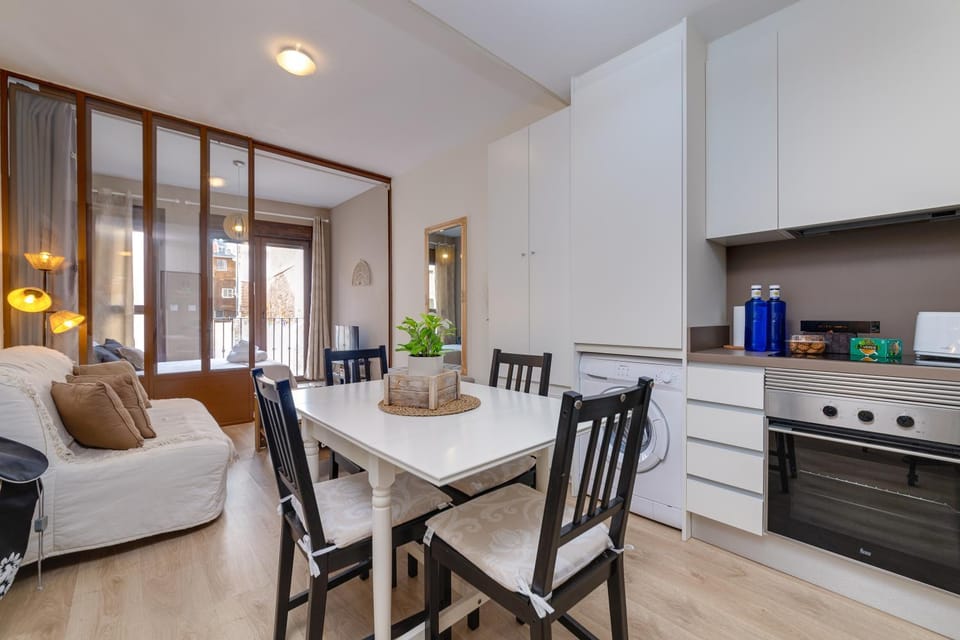 Coffee/tea facilities, Kitchen or kitchenette, Living room, Seating area, Dining area, pet friendly, stove