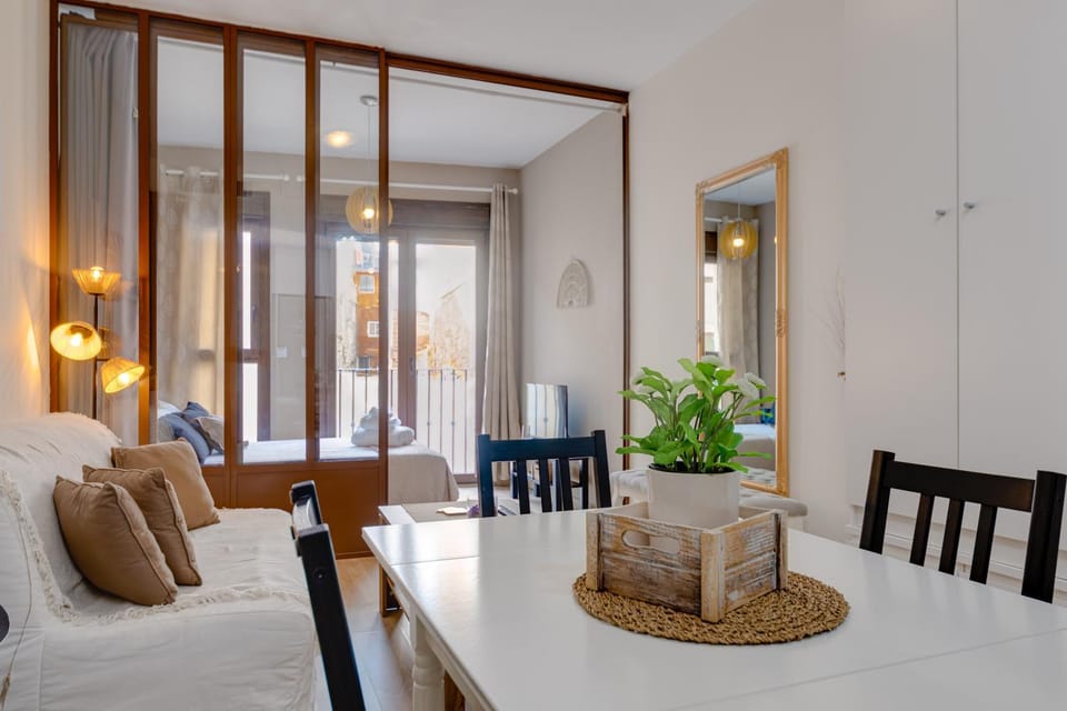 Bed, Living room, Photo of the whole room, Seating area, Dining area, Bedroom