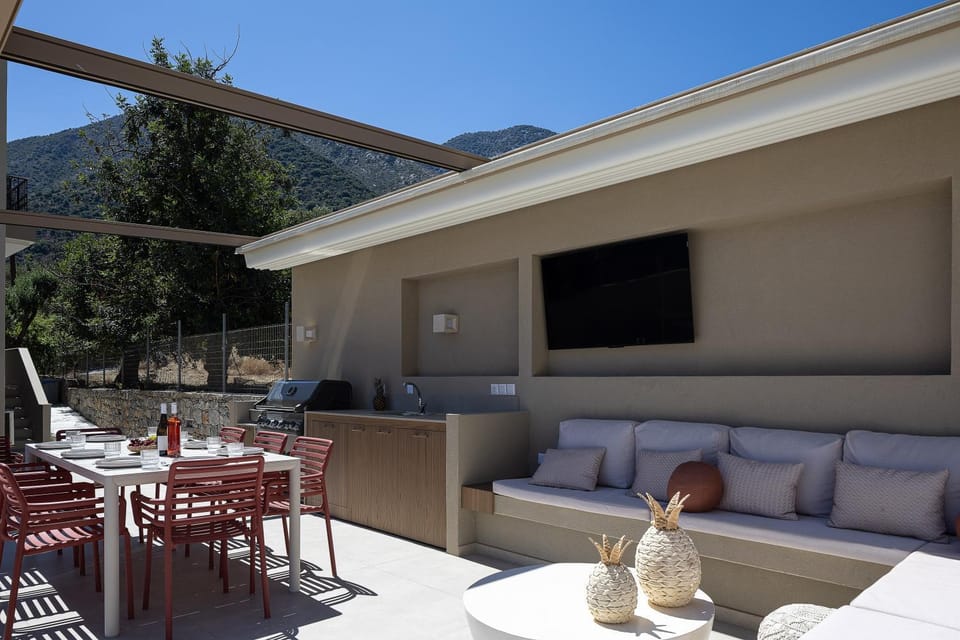 Balcony/Terrace, Seating area, Dining area, Mountain view