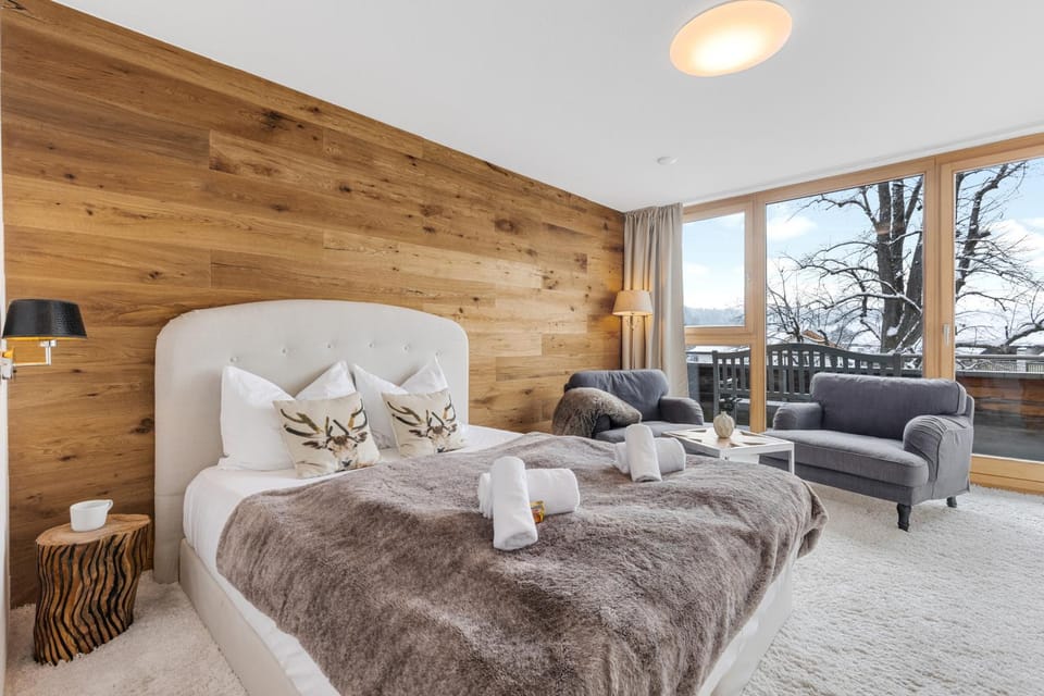 Bed, Seating area, Bedroom