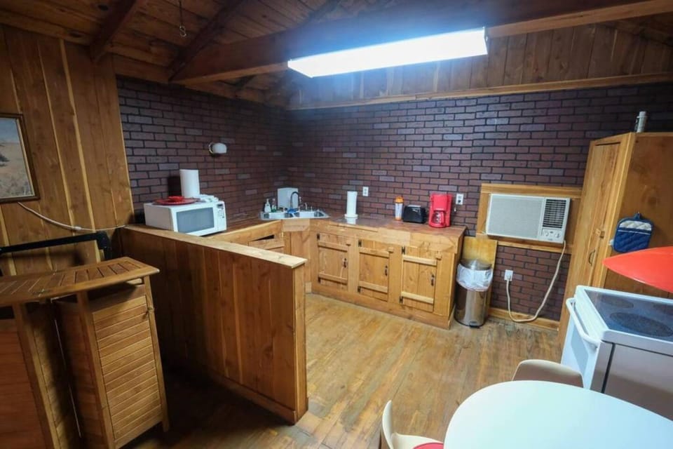 That 70s Cabin Yellow Rose Canyon Cabin in Texas