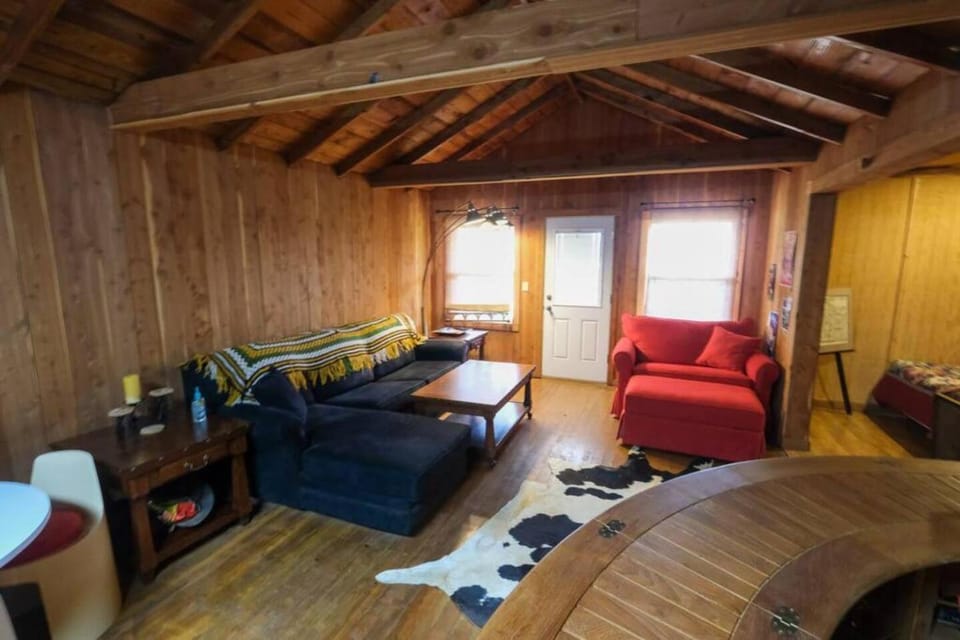 That 70s Cabin Yellow Rose Canyon Cabin in Texas