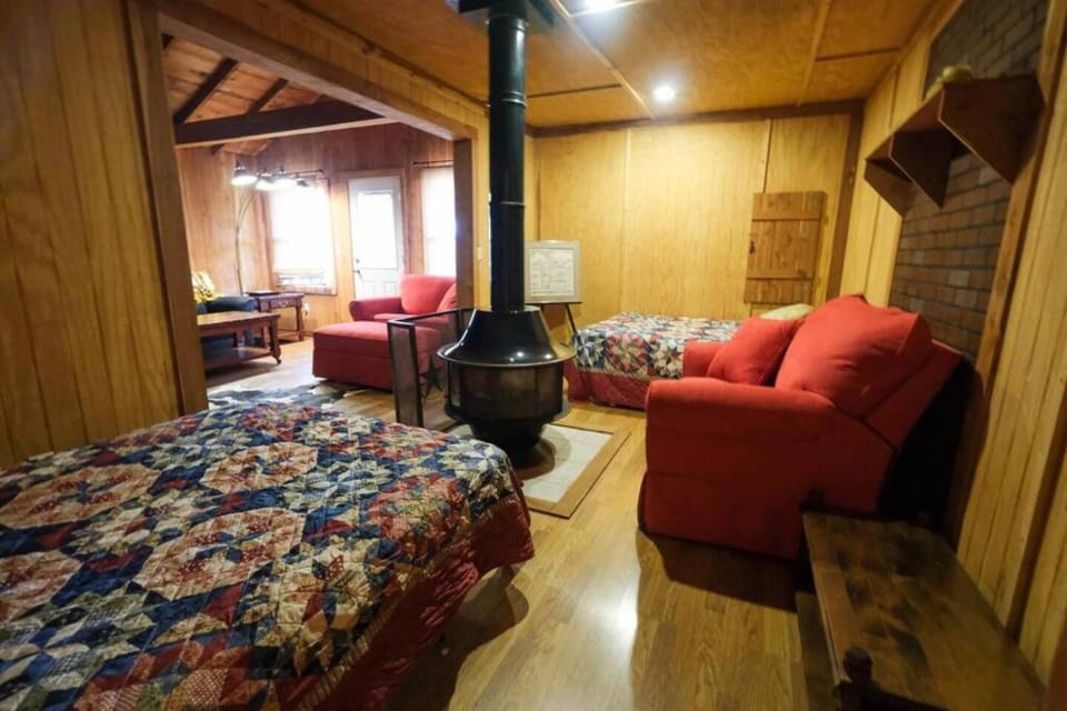 That 70s Cabin Yellow Rose Canyon Cabin in Texas