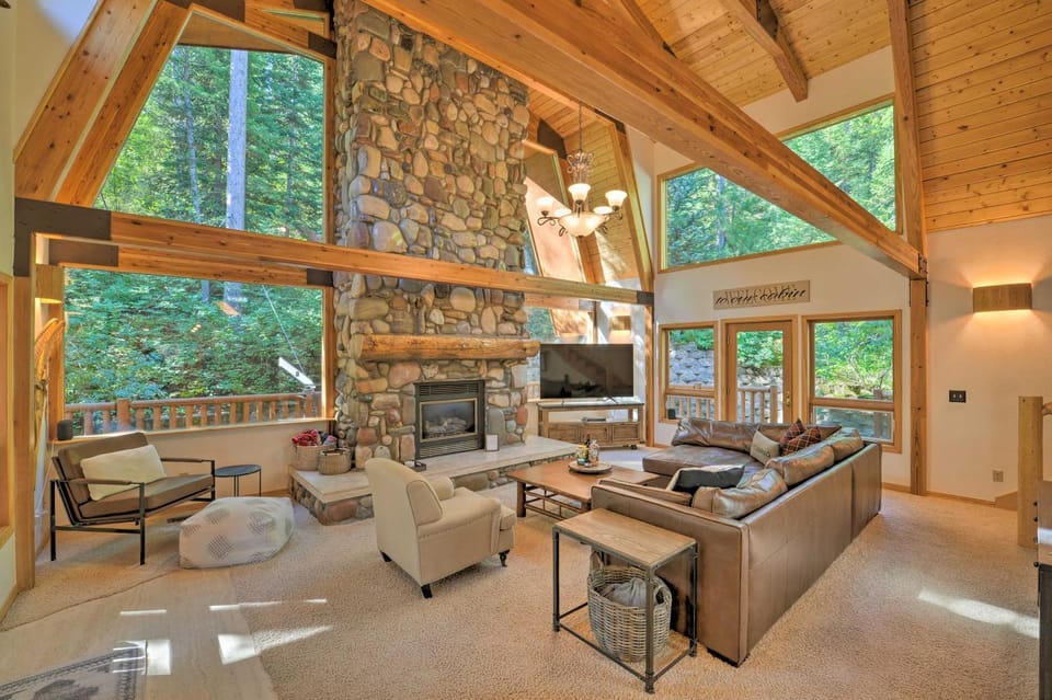 'Wild Huckleberry Cabin' in Alpine: Fire Pit, Deck Cabin in Wyoming
