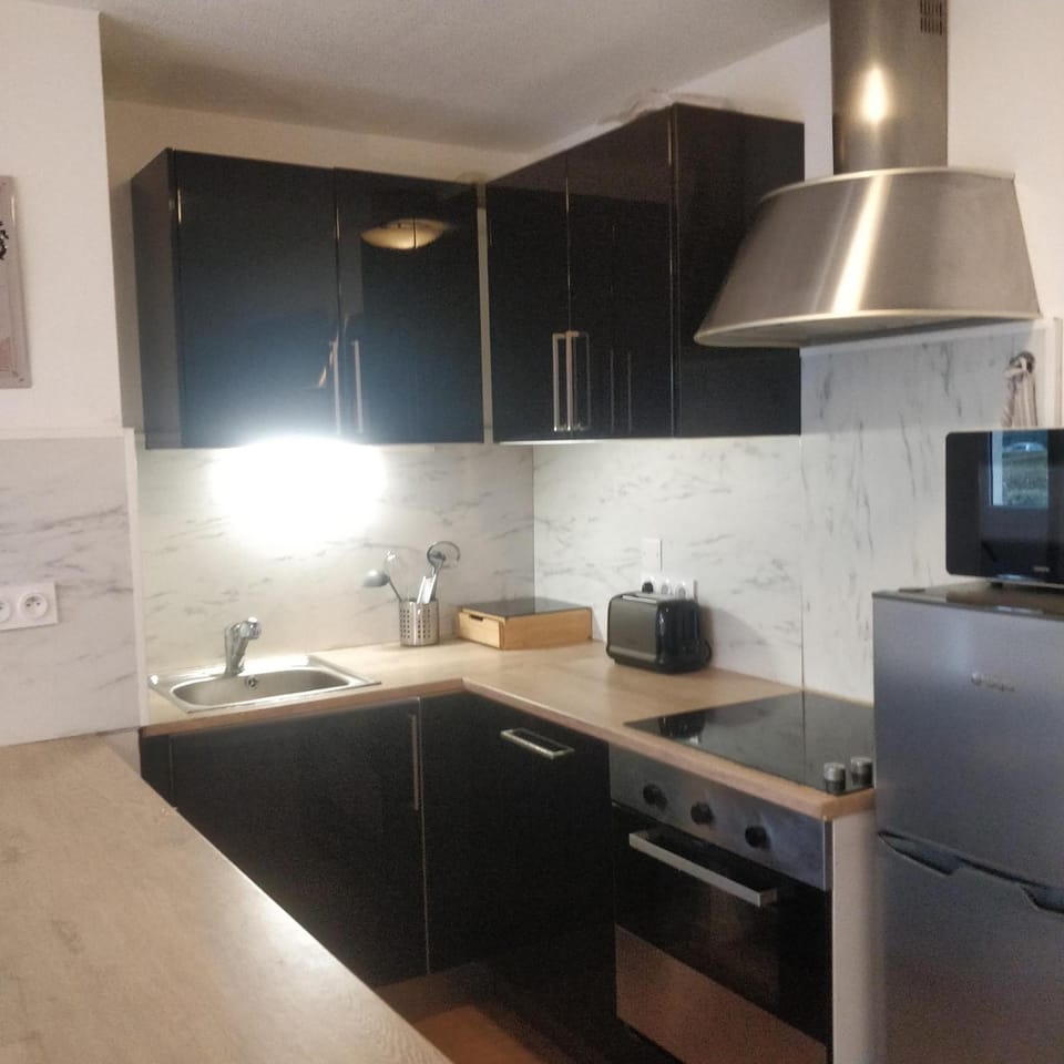 Kitchen or kitchenette, dishwasher