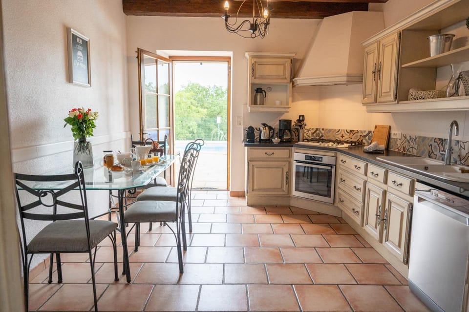 Villa en pierre 10 pers, piscine chauffée House in Nouvelle-Aquitaine