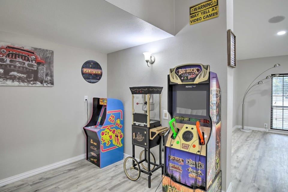 Broken Bow Home w/ Private Pool & Arcade Games! House in Richardson