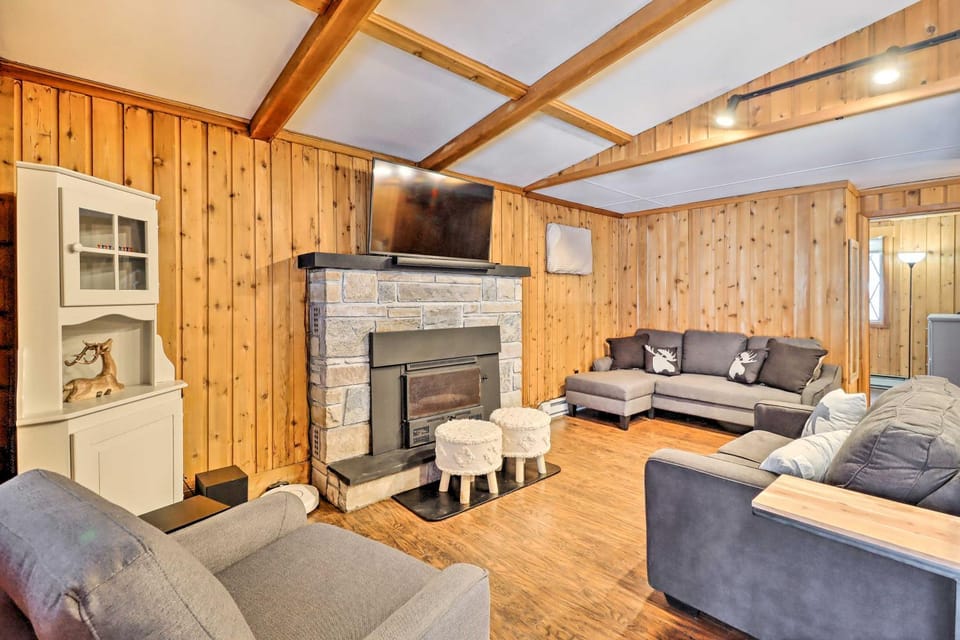 Near Skiing: Pocono Lake Cabin w/ Screened Patio Cabin in Coolbaugh Township