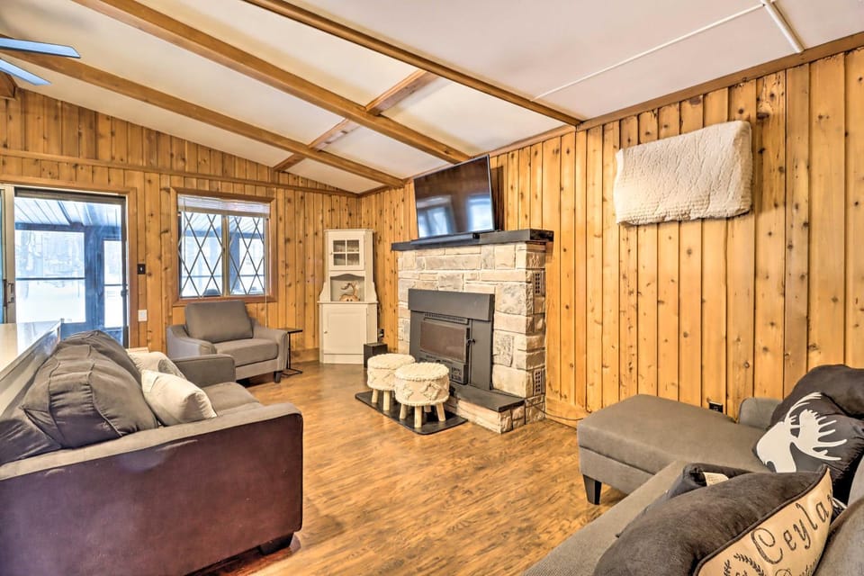 Near Skiing: Pocono Lake Cabin w/ Screened Patio Cabin in Coolbaugh Township
