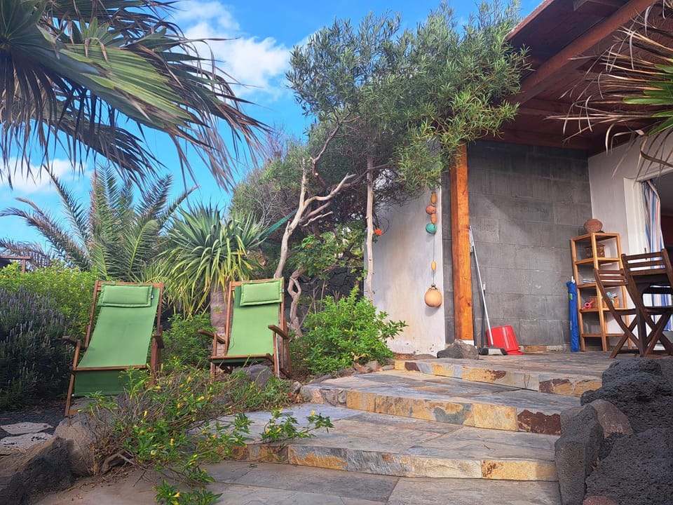 Beautiful small bungalow, amazing views and garden House in Isla de Lanzarote