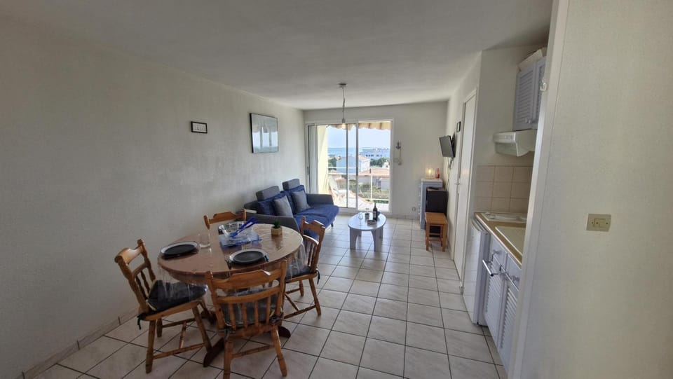 Kitchen or kitchenette, Living room, Seating area, Dining area