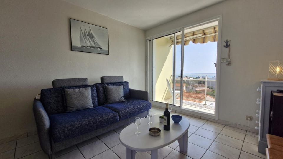 View (from property/room), Balcony/Terrace, Living room, Seating area