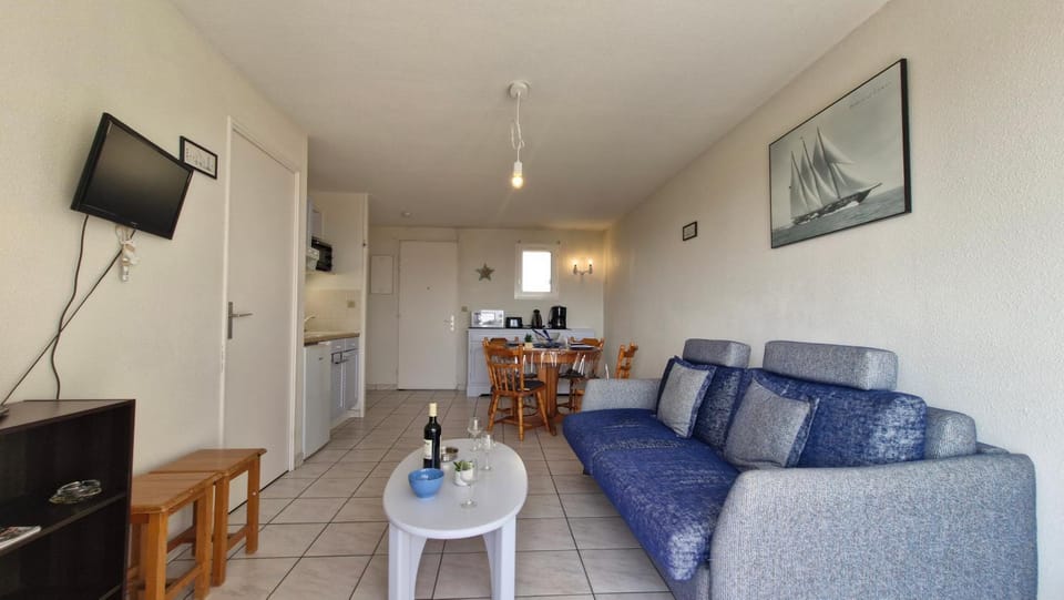 TV and multimedia, Kitchen or kitchenette, Living room, Seating area, Dining area