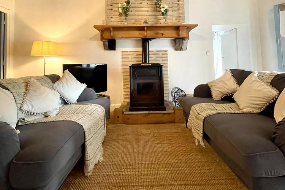 Golden Fig Sleeps 6 with Pool House in Eymet