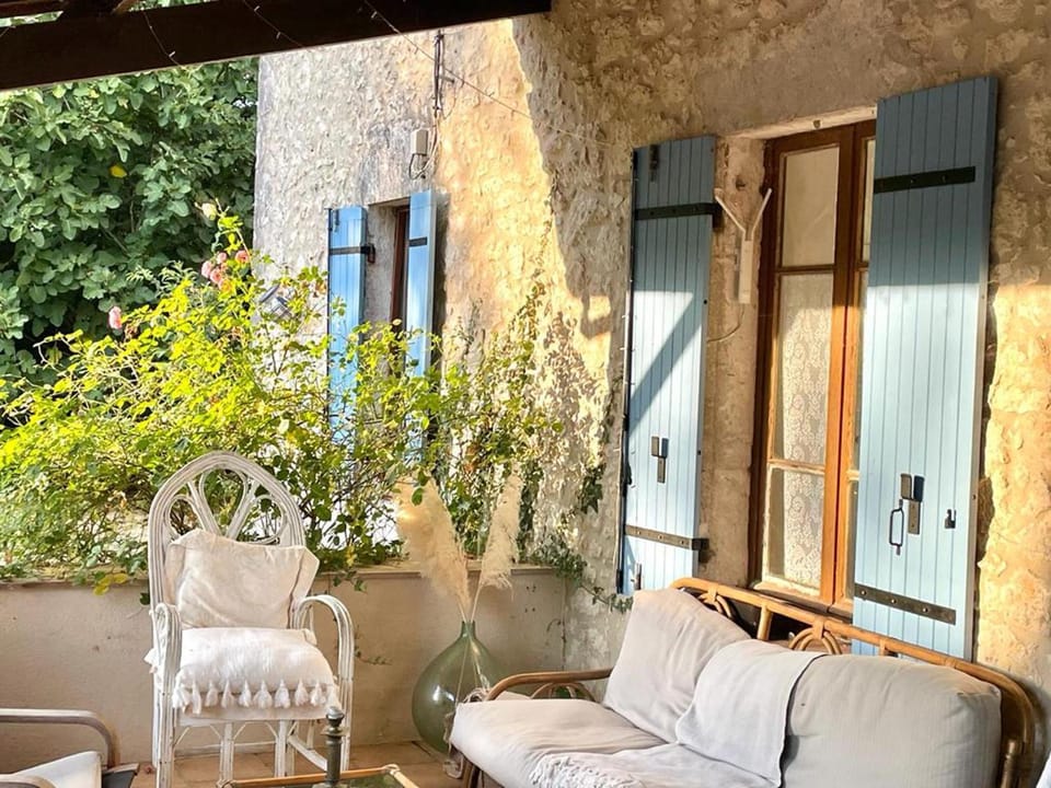 Golden Fig Sleeps 6 with Pool House in Eymet