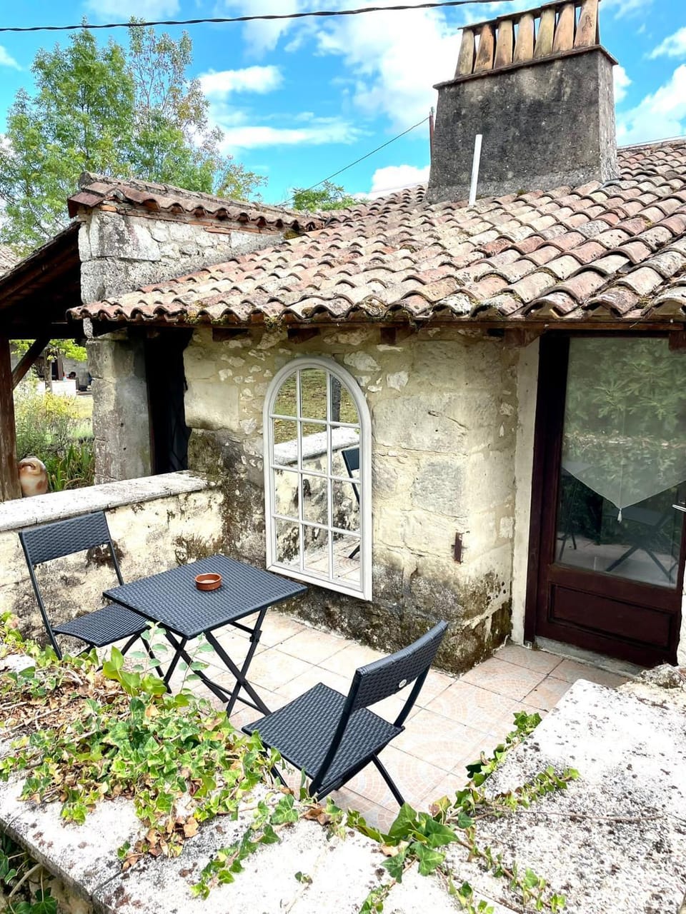 Pomegranate Gite Sleeps 4 with Pool House in Eymet